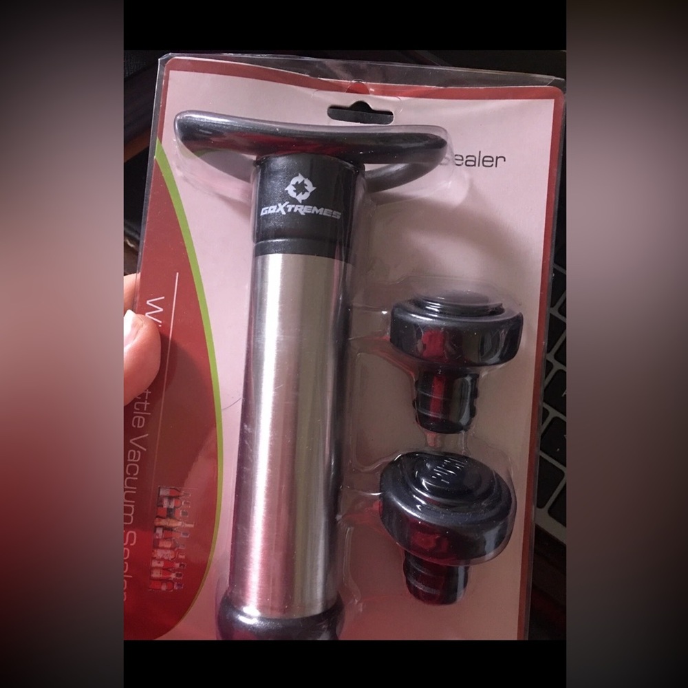 WINE BOTTLE VACUUM SEALER WITH TWO STOPPERS NEW
